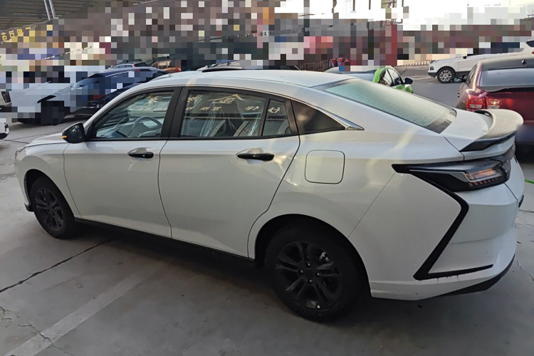 东风风神 奕炫 2024款 1.5L 自动劲速版车身外观4