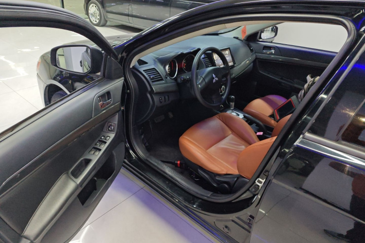 三菱 翼神 2013款 时尚版 1.8L CVT舒适型中控内饰7003