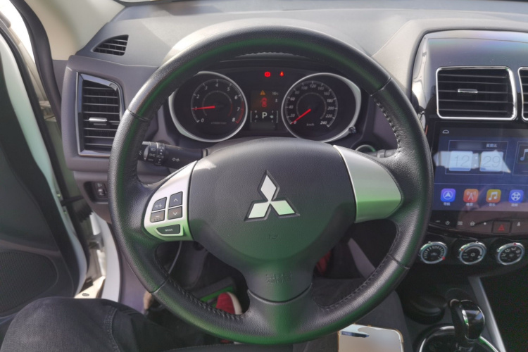 三菱 劲炫ASX 2018款 2.0L CVT两驱尊享版中控内饰13