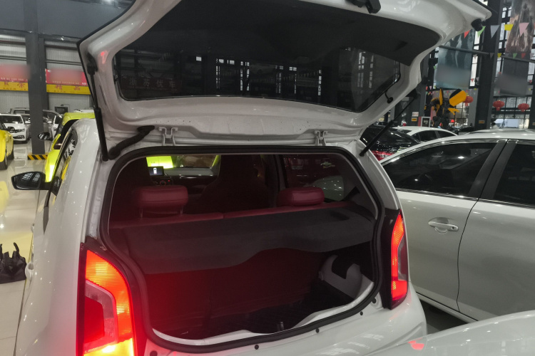 大众up! 2015款 1.0L high up!机舱底盘23