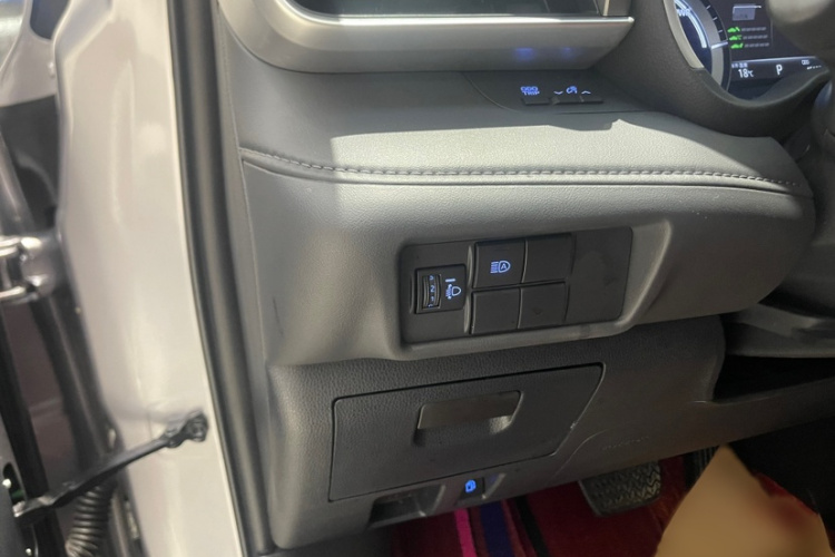 丰田 皇冠陆放 2021款  2.5L HEV两驱精英版中控内饰7010