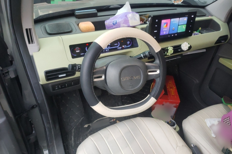 吉利银河 2023款 熊猫mini 新春版宝藏熊中控内饰7002