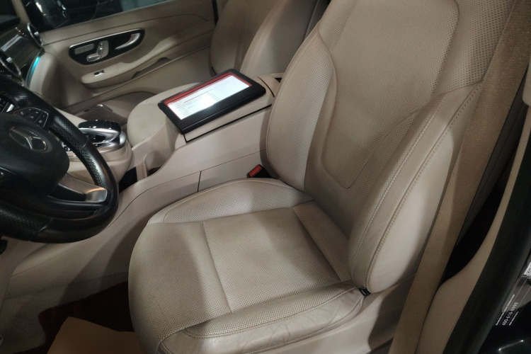 奔驰V级 2016款 V 260 L 尊贵加长版中控内饰19