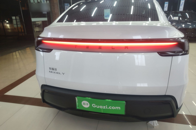 特斯拉 Model Y 2025款 后轮驱动版车身外观6