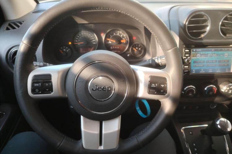 Jeep 指南者(进口) 2015款 2.0L 两驱运动版局部细节13