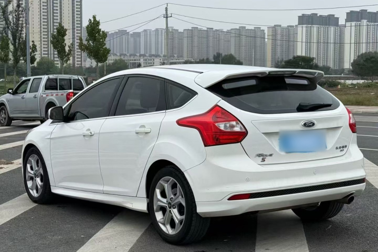 福特 福克斯 2012款 两厢 2.0L 自动豪华运动型车身外观6004