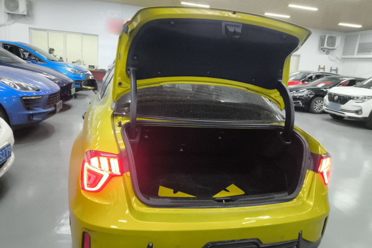 领克03 2021款 03+ 2.0TD 自动驭风版机舱底盘23