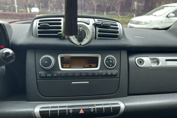 smart fortwo 2014款 1.0 MHD 硬顶城市光波激情版局部细节16