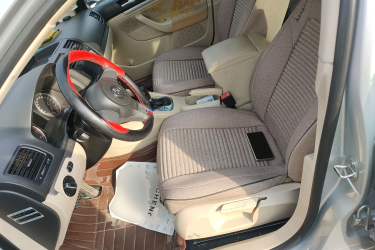 大众 速腾 2011款 1.6L 自动舒适型中控内饰19