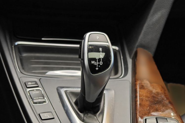 宝马3系 2015款 320Li 超悦版豪华设计套装局部细节18