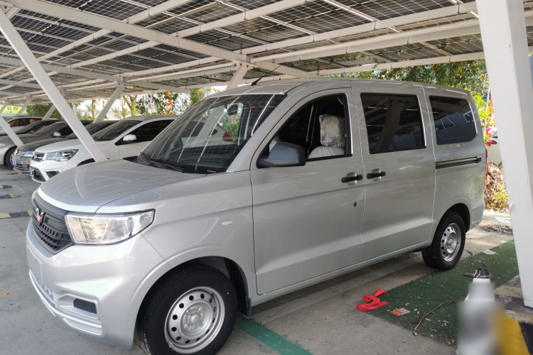 五菱汽车 五菱宏光V 2022款 1.5L劲取版电动助力LAR车身外观4