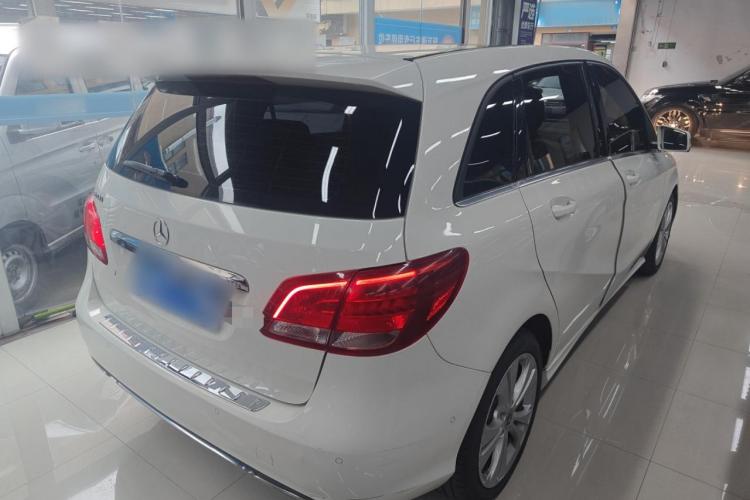 奔驰B级 2019款 B 200 动感型车身外观7