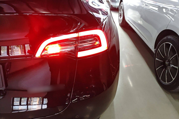 特斯拉 Model Y 2023款 长续航全轮驱动版车身外观9