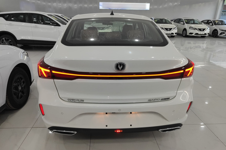 长安 逸动 2025款 PLUS 1.4T 双离合高能版车身外观6