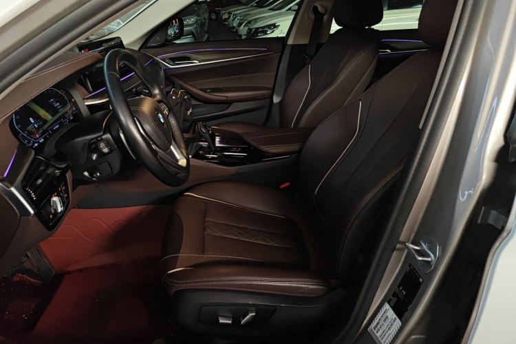 宝马5系 2022款 改款 530Li 领先型 豪华套装中控内饰19