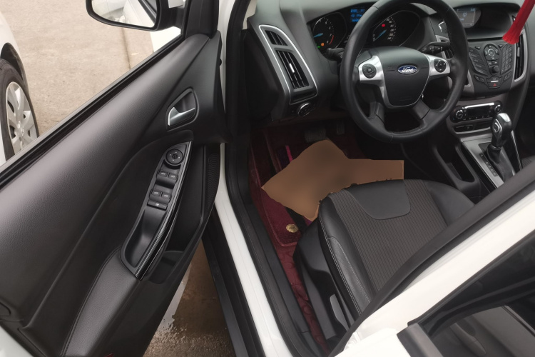 福特 福克斯 2012款 三厢 1.6L 自动风尚型中控内饰20