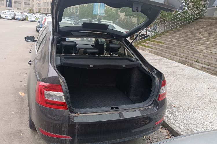 斯柯达 明锐 2015款 1.6L 手动逸杰版机舱底盘23