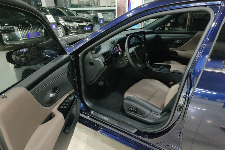 雷克萨斯ES 2022款 200 卓越版中控内饰20