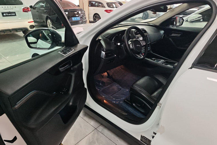 捷豹F-PACE 2018款 2.0T 两驱都市尊享版中控内饰7003