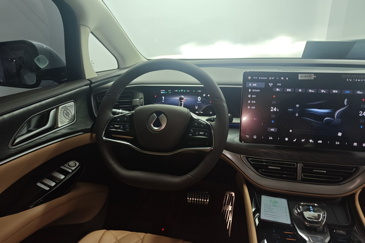 腾势D9 2024款 DM-i 980 四驱尊贵型中控内饰13