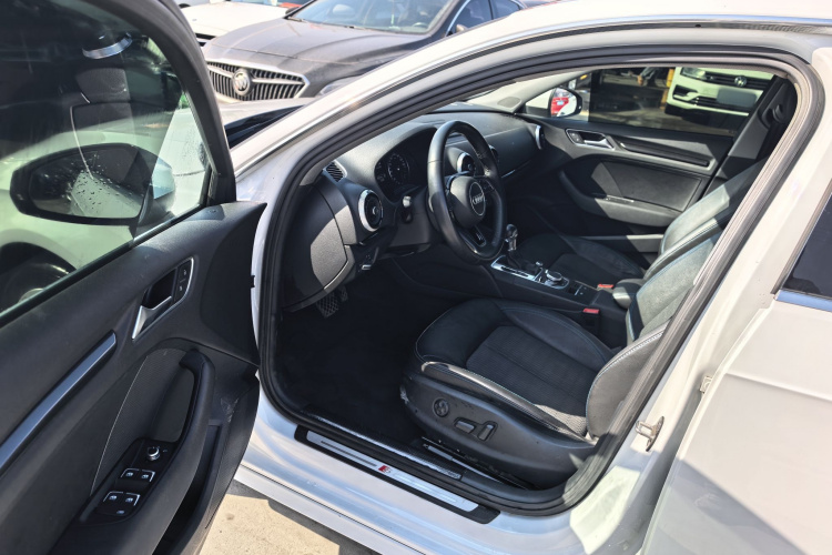 奥迪A3 2018款 30周年年型 Sportback 35 TFSI 时尚型中控内饰7002