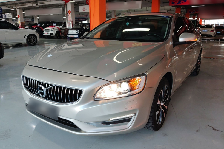 沃尔沃S60 2019款 S60L T3 智进版车身外观1