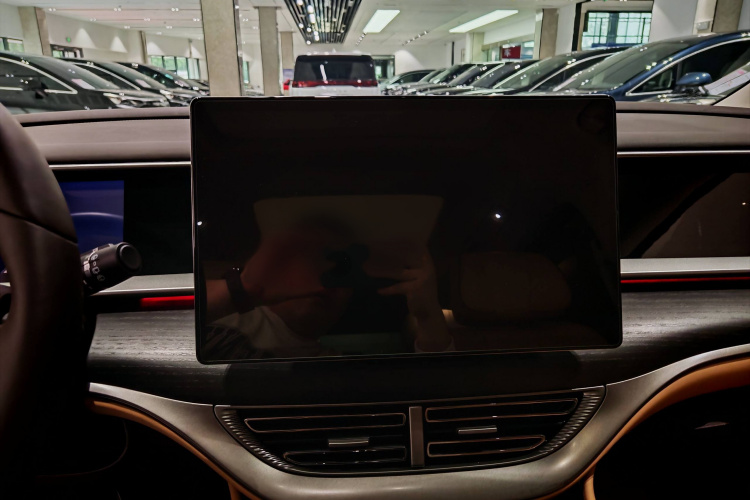 腾势D9 2024款 DM-i 980 四驱尊荣型中控内饰7010