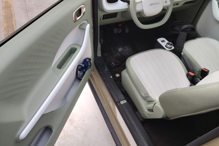 吉利银河 2025款 210km 熊猫骑士中控内饰20