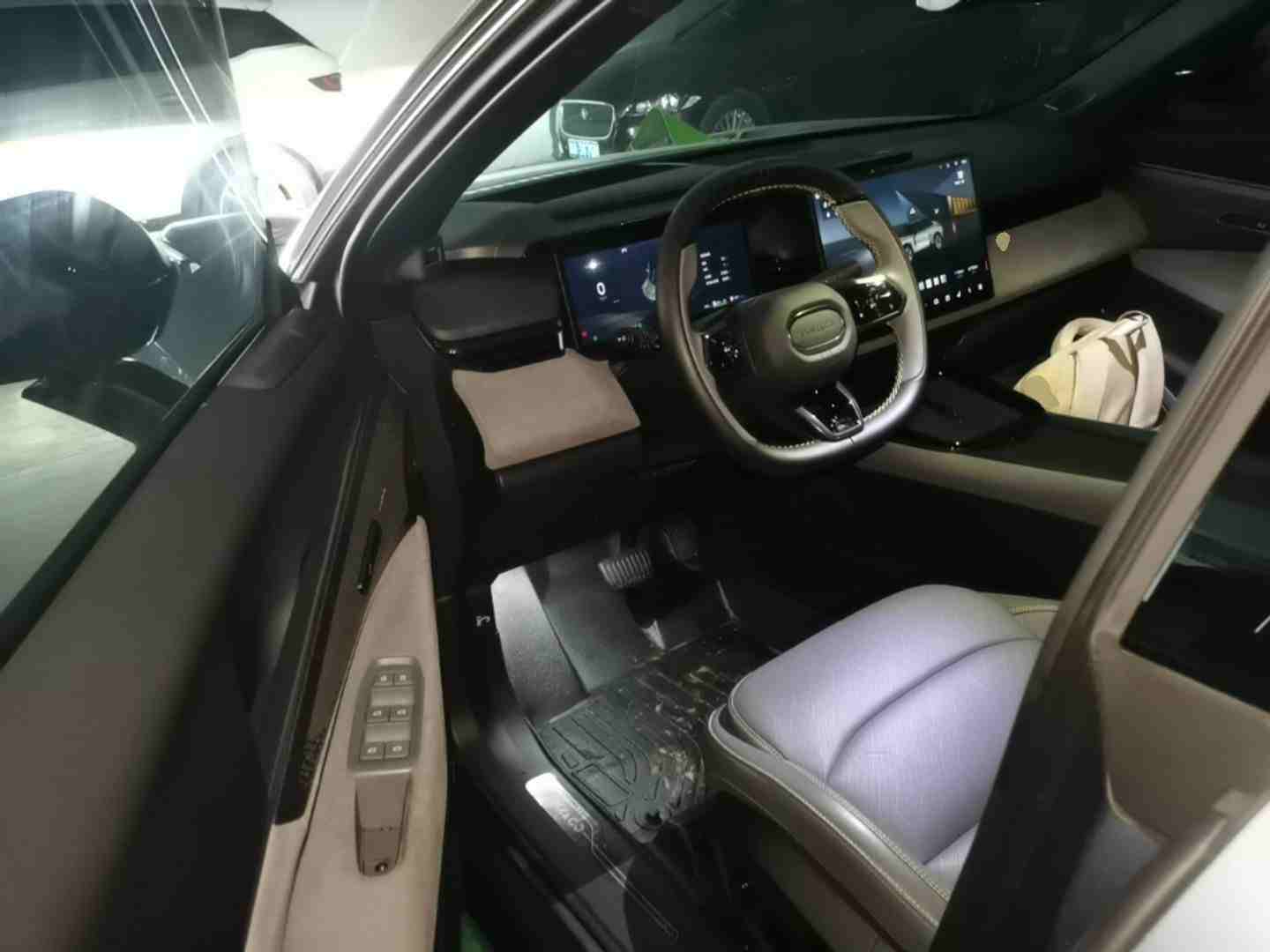 车辆驾驶位内饰全景