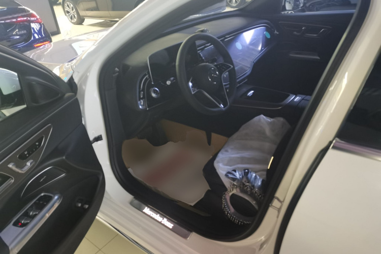 奔驰E级新能源 2024款 E 350 e L 插电式混合动力轿车中控内饰19