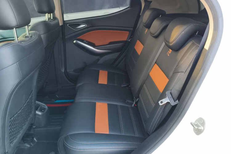 比亚迪 元 2016款 1.5L 手动尊贵型中控内饰21