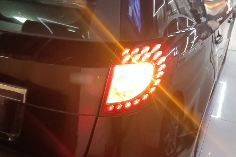 吉利汽车 吉利GX7 2015款 经典版 1.8L 手动都市型 国IV车身外观9