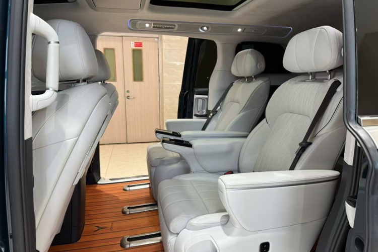 岚图汽车 岚图梦想家 2025款 PHEV 四驱旗舰鲲鹏版中控内饰7010