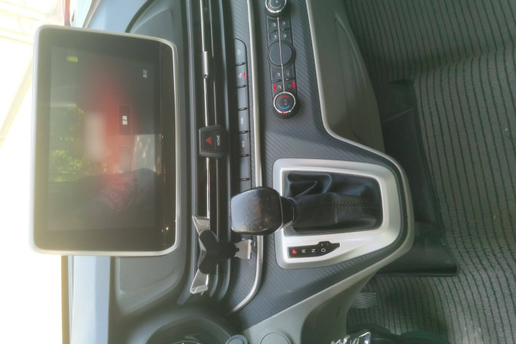 上汽大通MAXUS 新途V90 2019款 2.0T自动智多星后驱单胎长轴高顶7座局部细节16