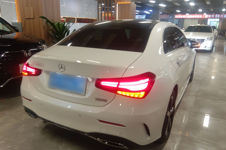 奔驰A级 2024款 改款 A 200 L 时尚型车身外观7