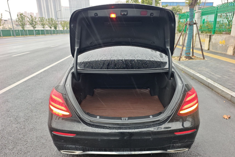 奔驰E级 2020款 E 300 L 运动豪华型局部细节23