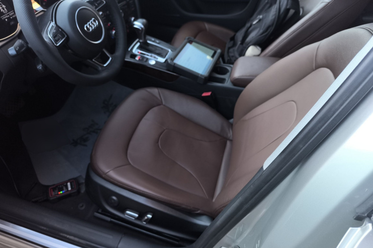 奥迪A4L 2016款 35 TFSI 典藏版 自动标准型中控内饰19