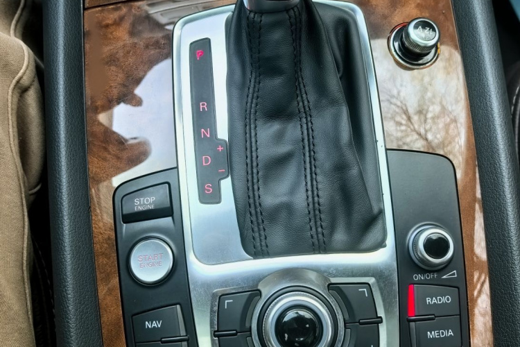 奥迪Q7 2015款 35 TFSI 进取型中控内饰7011