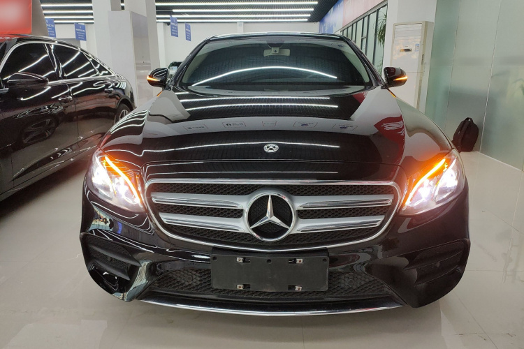 奔驰E级 2020款 E 260 L 运动型车身外观2