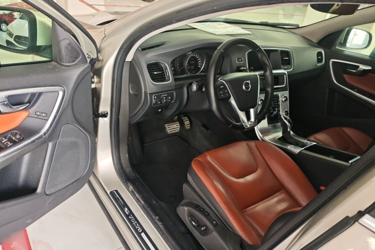 沃尔沃S60 2019款 S60L T3 智进版中控内饰20