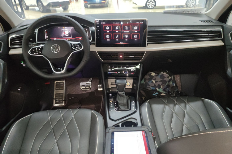 大众 途观L 2023款 改款 330TSI 自动两驱R-Line越享版中控内饰7002