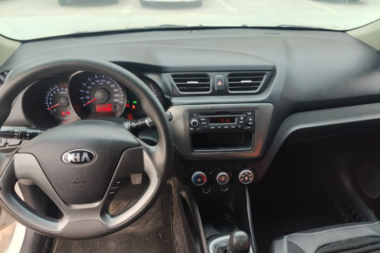 起亚K2 2015款 三厢 1.4L MT GLS中控内饰12