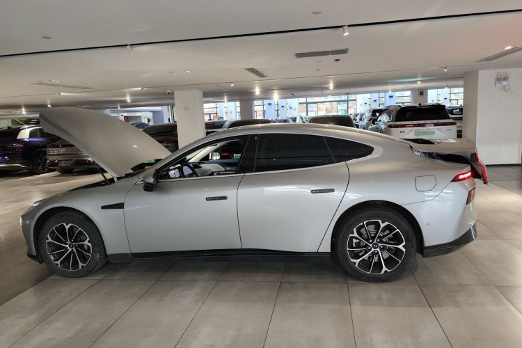 小鹏P7 2022款 480E车身外观4