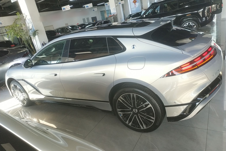 腾势Z9GT 2024款 1100四驱Ultra版车身外观4