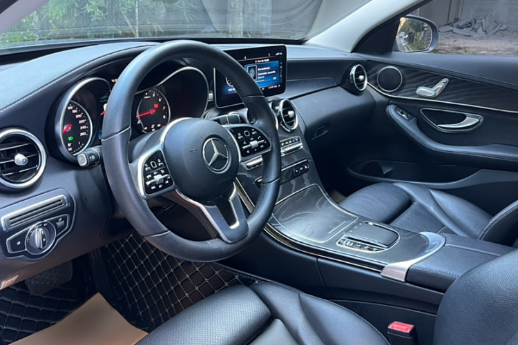 奔驰C级 2019款 C 180 L 时尚型运动版中控内饰7004