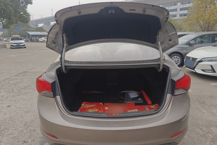 现代 朗动 2016款 1.6L 手动尊贵型机舱底盘23