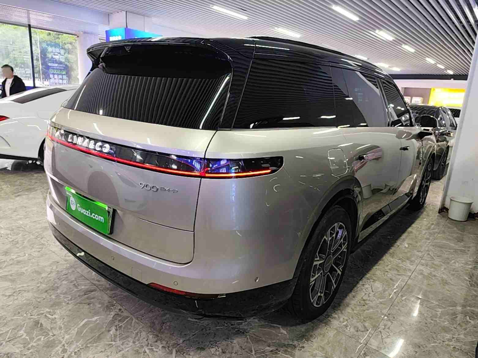 车辆右后45度外观展示