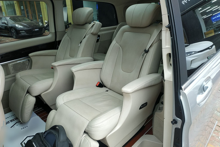 奔驰V级 2016款 V 260 L 尊贵加长版中控内饰21