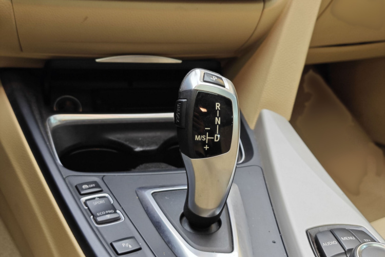 宝马3系 2015款 320i 超悦版时尚型局部细节18