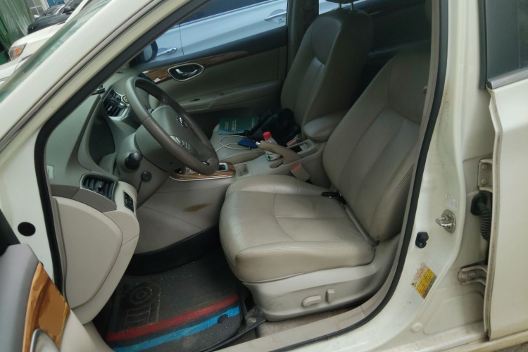 日产 轩逸 2014款 1.6XV CVT尊享版中控内饰19